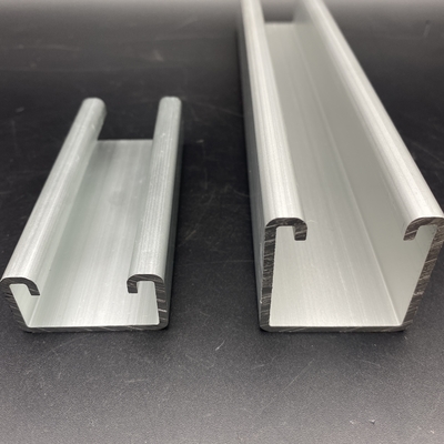 Perfil de aluminio plano con ranuras personalizadas para el sistema de montaje solar