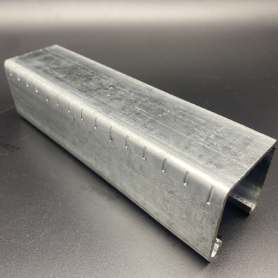 Canal de acero galvanizado de borde serrillado con marcas de corte