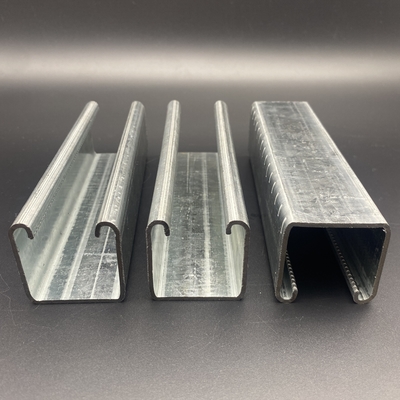 Perfil Unistrut de acero galvanizado con marcas de verificación