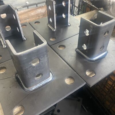 Base de posteo de canal galvanizado eléctrico con ranuras de alta calidad