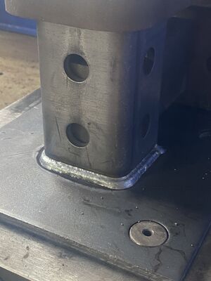 Base de posteo de canal galvanizado eléctrico con ranuras de alta calidad